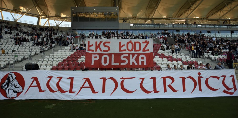 19WRW08's tweet photo. Zebrać się na swoim stadionie oczekując rywala (ktoś was w chuja zrobił) i zacząć doping na meczu REPREZENTACJI od „pozdrowień” ŁKS-u i Lecha.

Ciężki psychiatryk. 🏥 https://t.co/gKrL5P0uYQ