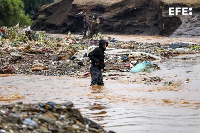 EFEafrica's tweet photo. Unos diez millones de niños en cuatro países de África occidental y central no van a la escuela actualmente debido a graves inundaciones que han dañado y destruido infraestructura y desplazado a casi un millón de personas de sus hogares, advirtió hoy la ONG Save The Children. https://t.co/GyofDuZxFh