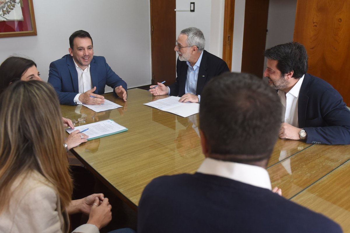 TadeoGZ's tweet photo. ✍️ Junto a Julio Glinternick Bitelli, Embajador de Brasil en Argentina y @GabrielaVTesta presidenta de @mendoza_tur avanzamos en acciones para el aprendizaje de portugués.

👉 Capacitaciones destinadas a estudiantes, docentes y agentes del turismo, a través del @IGRbuenosaires. https://t.co/P1dH2klIf1