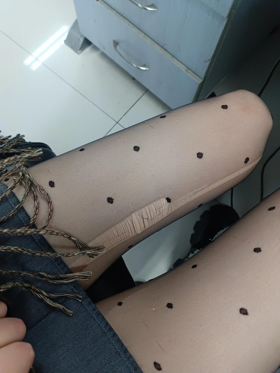 Pales019's tweet photo. 刚换好黑丝准备去喝酒 结果还没出门就破了… #女s #学姐 #黑丝 #atm #sm #贱狗 https://t.co/TRu8knfC5U