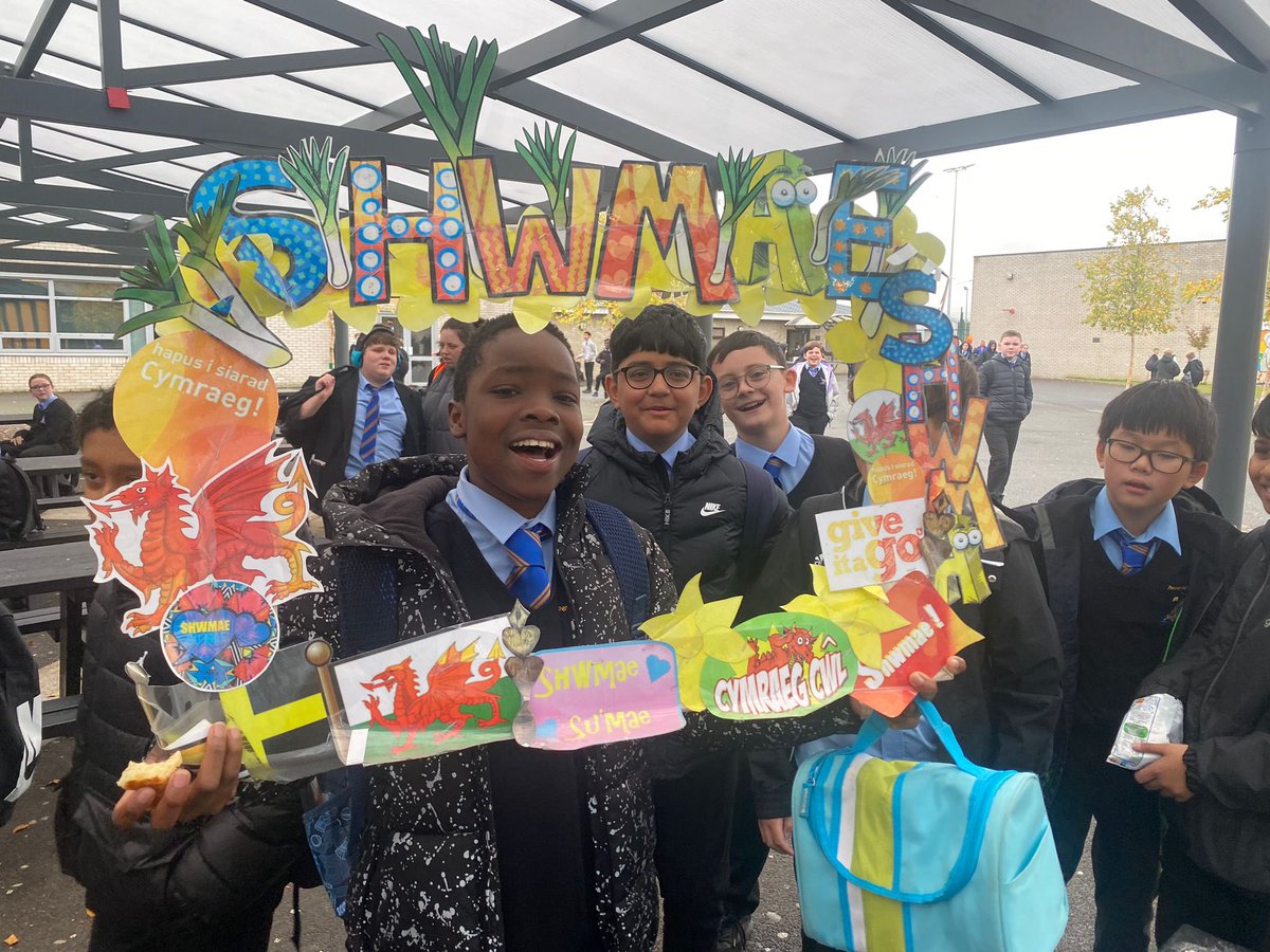 pentrelanguages's tweet image. Shwmae Su’mae hapus!!!!! 
Celebrating it the Pentrehafod way!!