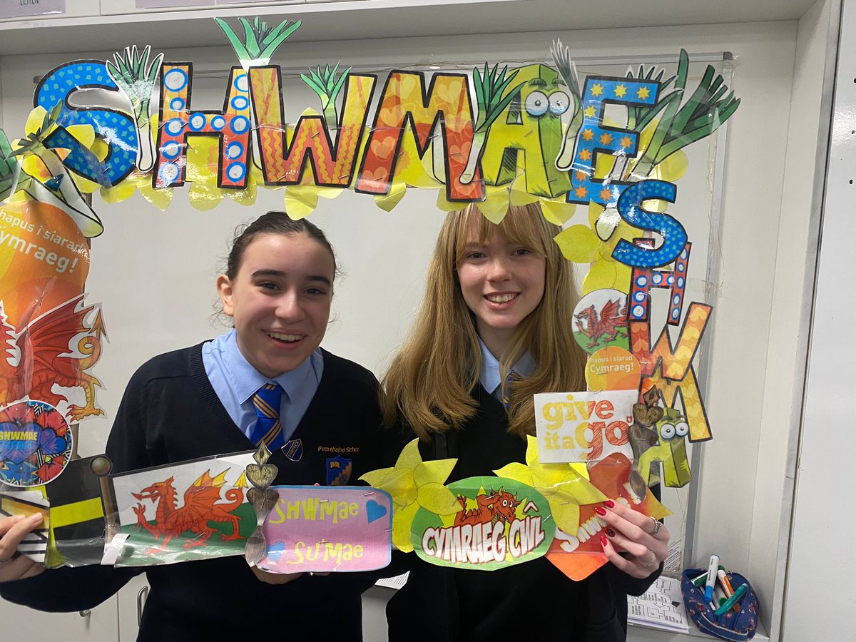 pentrelanguages's tweet image. Shwmae Su’mae hapus!!!!! 
Celebrating it the Pentrehafod way!!