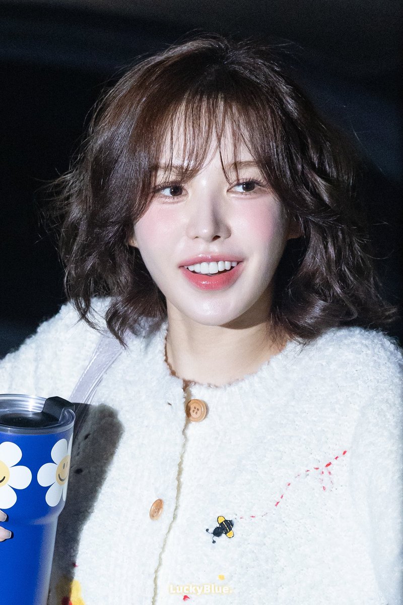 LuckyBlue_0221's tweet photo. 241015
Wendy's Young Street上班

我再说一遍，不属于我的女人，没必要这么完美。

#WENDY #웬디 https://t.co/rSwx58IBDj