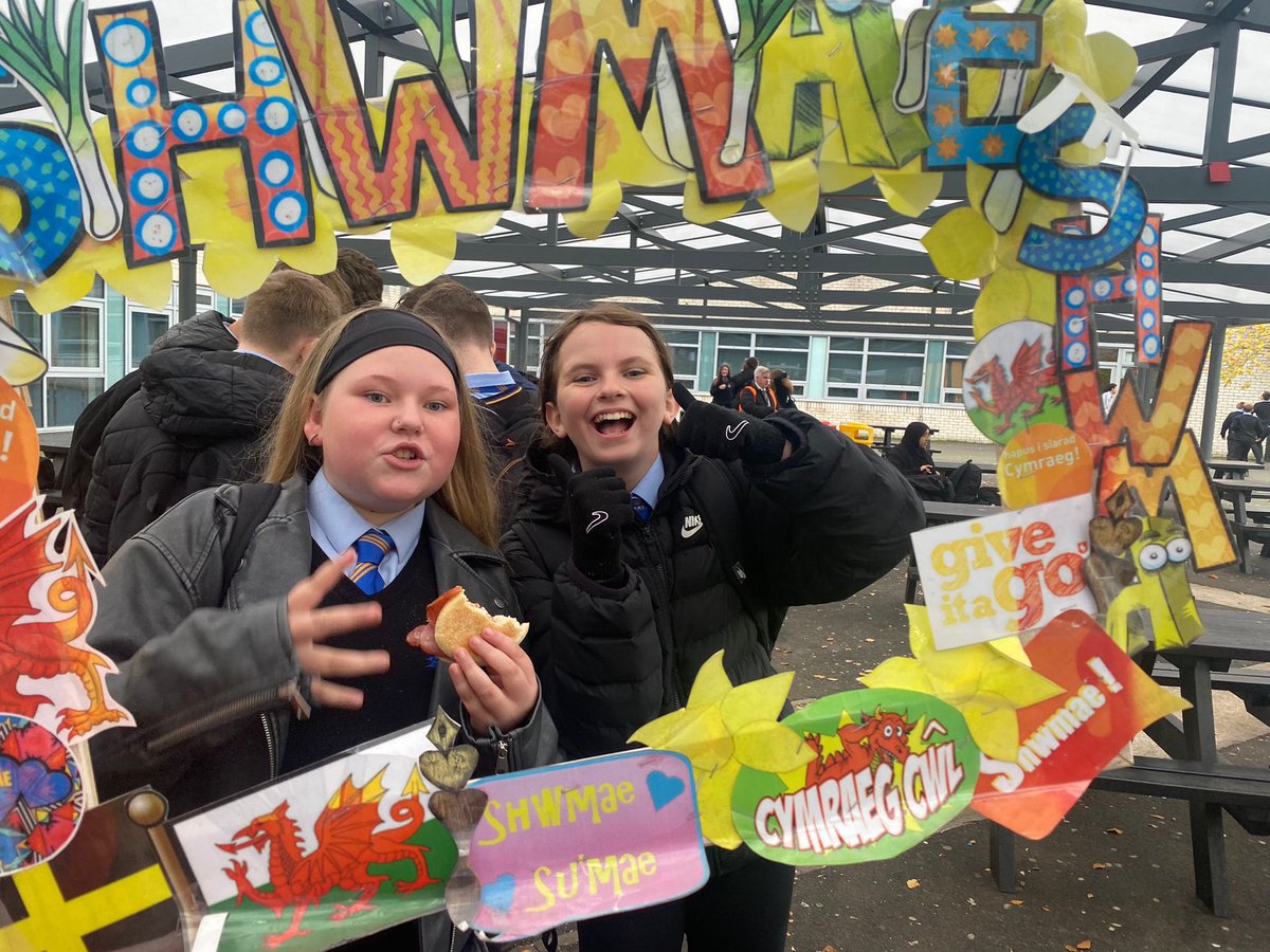 pentrelanguages's tweet image. Shwmae Su’mae hapus!!!
Celebrating it the  Pentrehafod way!!!