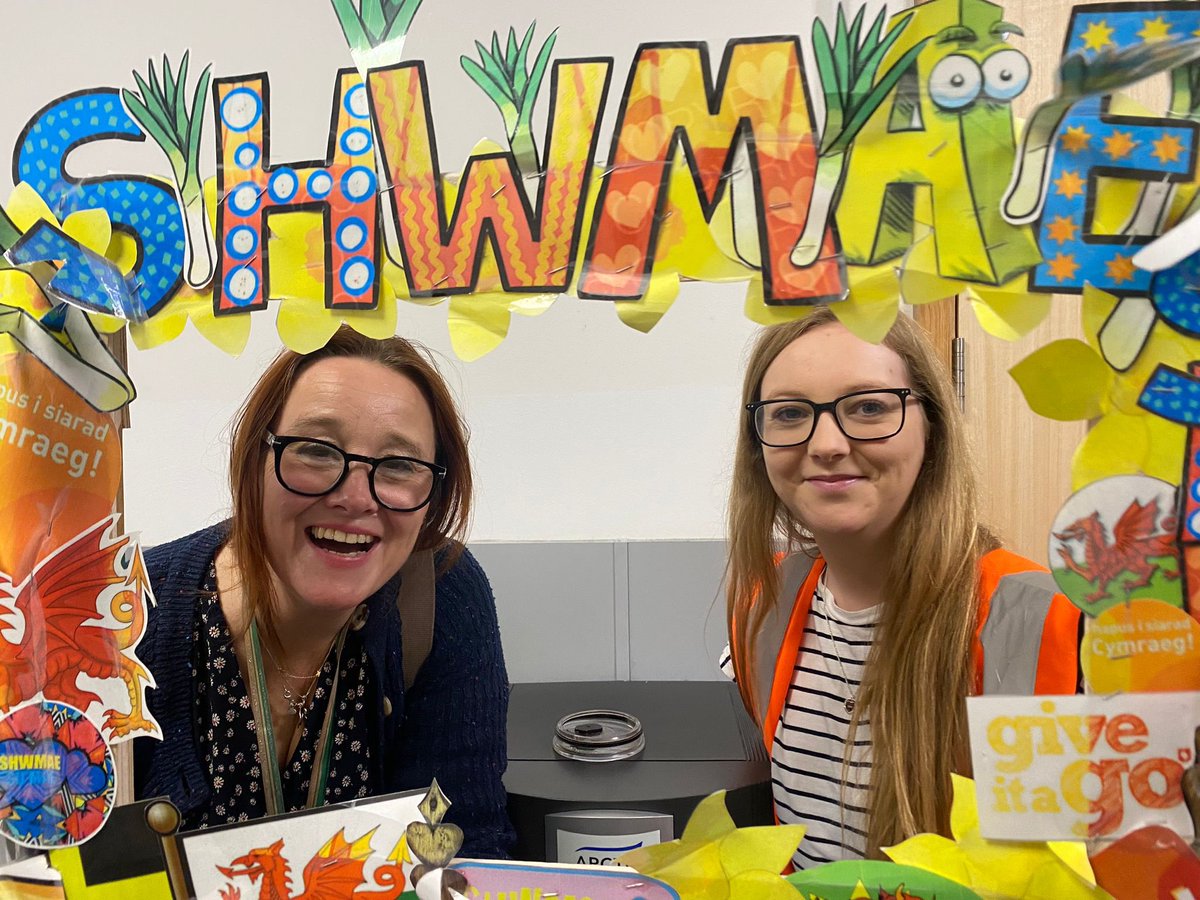 pentrelanguages's tweet image. Shwmae Su’mae hapus!!!
Celebrating it the  Pentrehafod way!!!