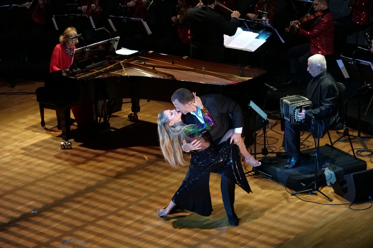 🎉 "¡La apertura de la 25ª temporada de CCOHK, "Tango in the Night", dirigida por Vahan Mardirossian, se presentó a sala llena! Aquí algunas de las fotos del evento, con el Dúo Binelli-Ferman y los bailarines de tango Claudio Hoffmann y Cinzia Lombardi.