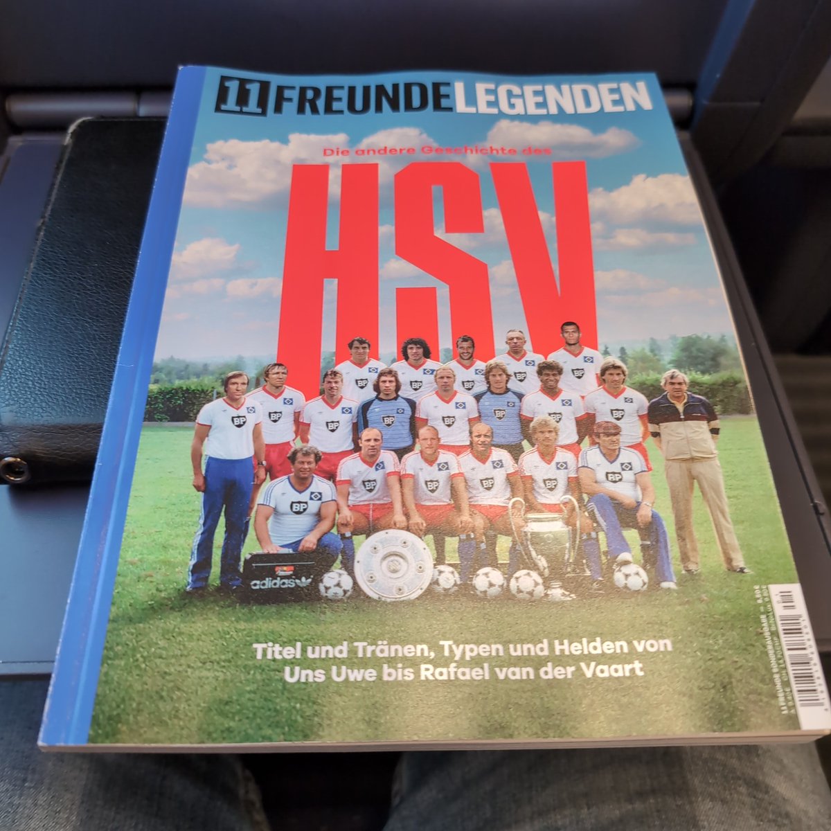 einfach_thomas's tweet photo. Das neue #11freunde Legendenheft soll mir also die Zugfahrt verkürzen #hsv https://t.co/mekWIcgEQj