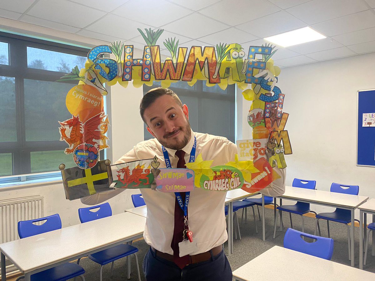 pentrelanguages's tweet image. Shwmae Su’mae hapus!!!
Celebrating it the Pentrehafod way!!