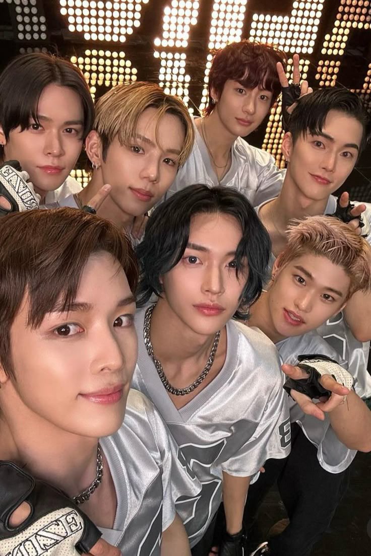 WE WILL NOT GIVE UP ON YOU SEUNGHAN 

!!! drop 500 replies with the new tags !!!

#SMStandsForBullying
#SeunghanWasBullied
#SaveRIIZEfromSM