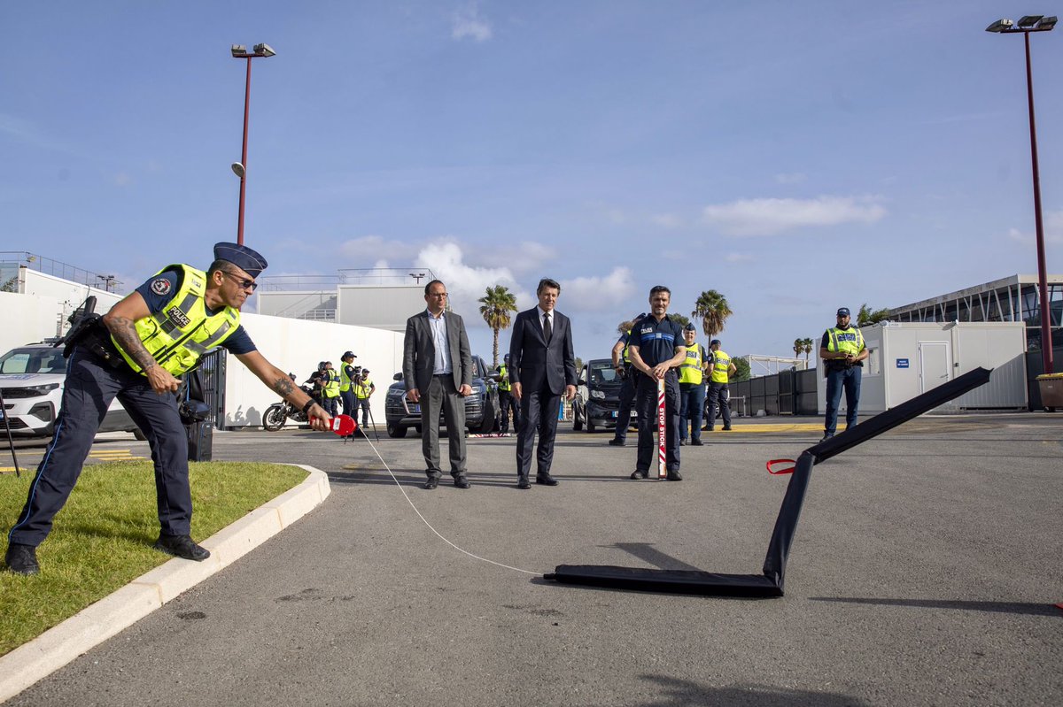 cestrosi's tweet photo. Face à une actualité récente tragique à Nice et dans d’autres villes de notre région, il est de ma responsabilité de maire d’agir pour protéger mes concitoyens et notre @PMdeNice. 

Ainsi nous avons doté nos agents de 63 Stop Stick, un dispositif sous la forme de bâton composé de pointes en acier ou en téflon qui percent les pneus et permet un arrêt sécurisé. 
Le pneu n’éclate pas, il se dégonfle très rapidement et le véhicule reste contrôlable même si la vitesse au moment de l'impact est très élevée.