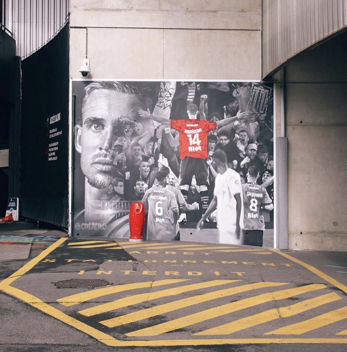ActuL1_'s tweet photo. La fresque réalisée au Roazhon Park en l'honneur de Benjamin Bourigeaud 🤩❤️🖤

📸@staderennais https://t.co/J0KXRiSSZT