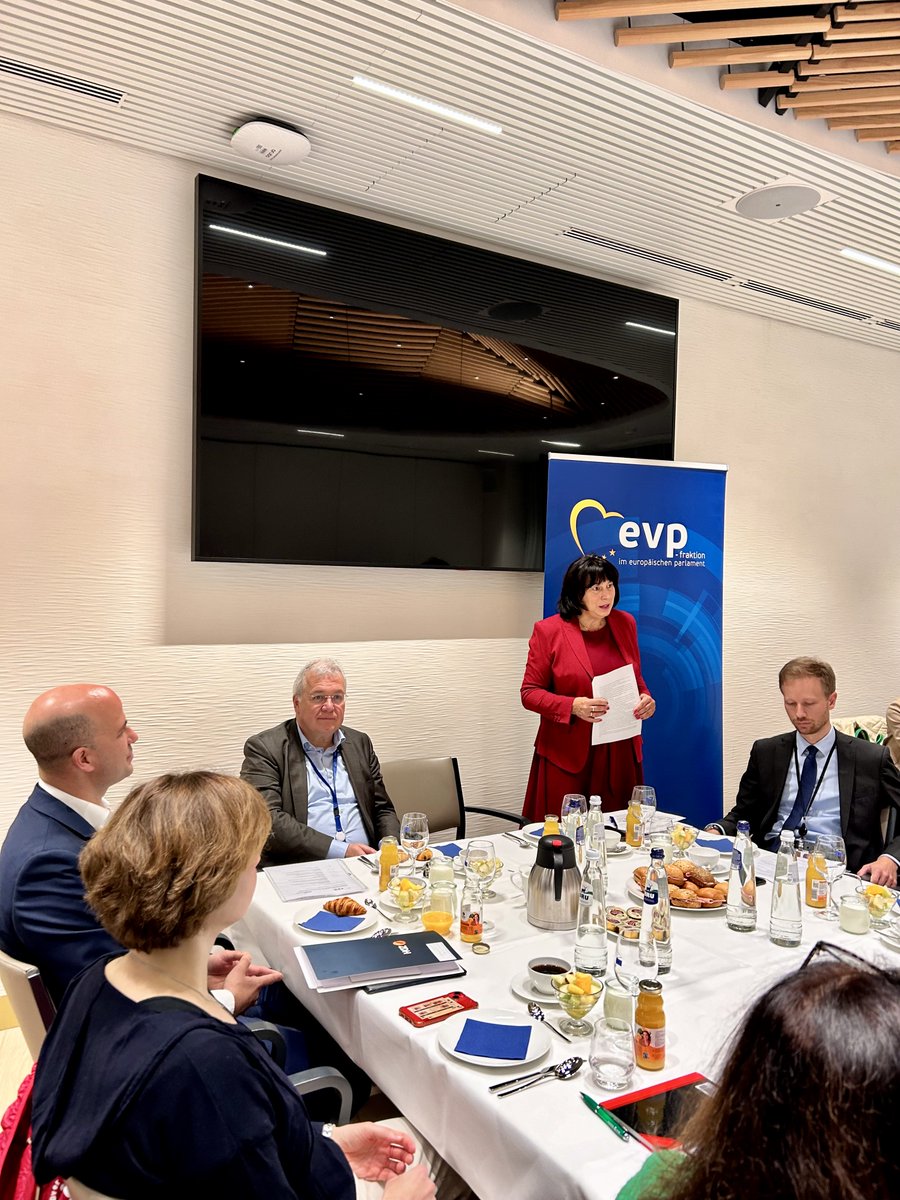 Beim PKM Europe hieß es heute #fullhouse. Thema Wettbewerbsfähige Regulierung. Mit <a href="/JornaKerstin/">Kerstin Jorna</a>, <a href="/TimKrogel/">Tim Krögel</a> und Joscha Ritz sprachen versierte Experten und bestätigten, was längst common knowledge ist: Der Mittelstand braucht jetzt Entlastung! Wir danken für den guten Austausch!