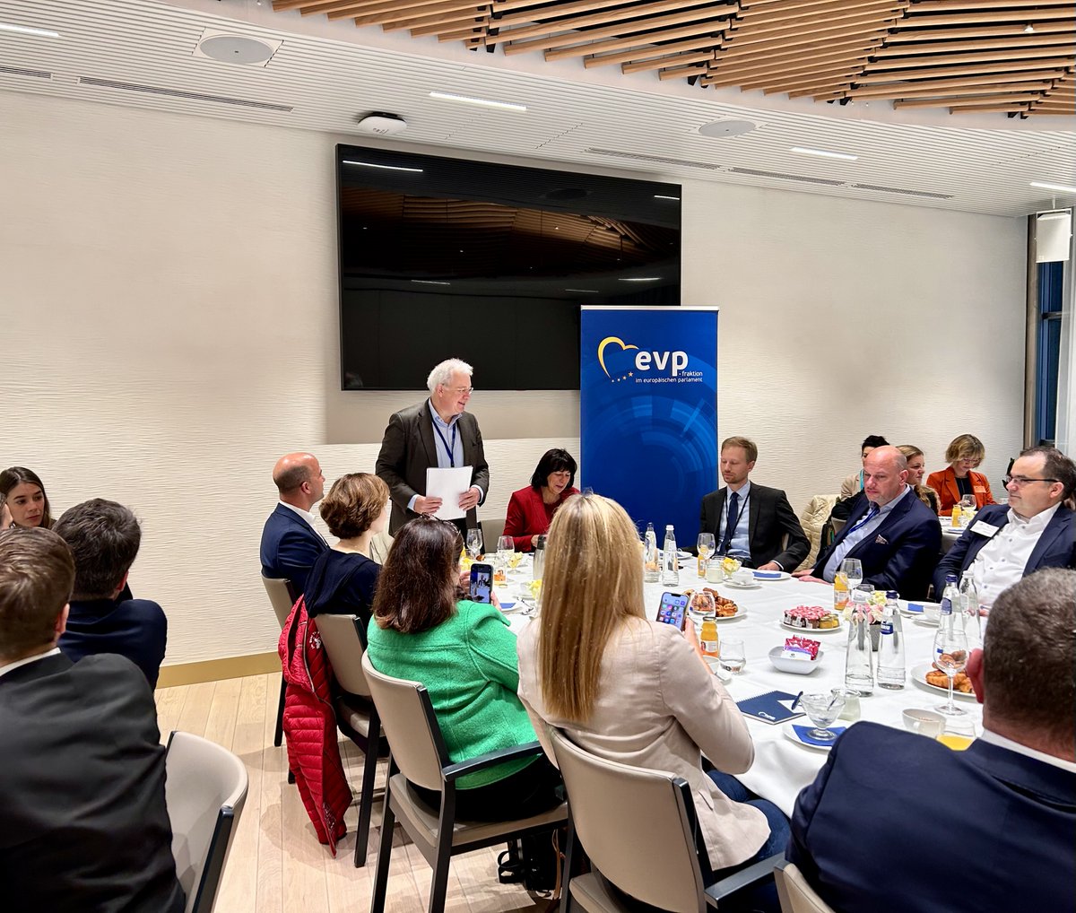 PKMEurope's tweet photo. Beim PKM Europe hieß es heute #fullhouse. Thema Wettbewerbsfähige Regulierung. Mit @JornaKerstin, @TimKrogel und Joscha Ritz sprachen versierte Experten und bestätigten, was längst common knowledge ist: Der Mittelstand braucht jetzt Entlastung! Wir danken für den guten Austausch! https://t.co/kjrr9dMWZg