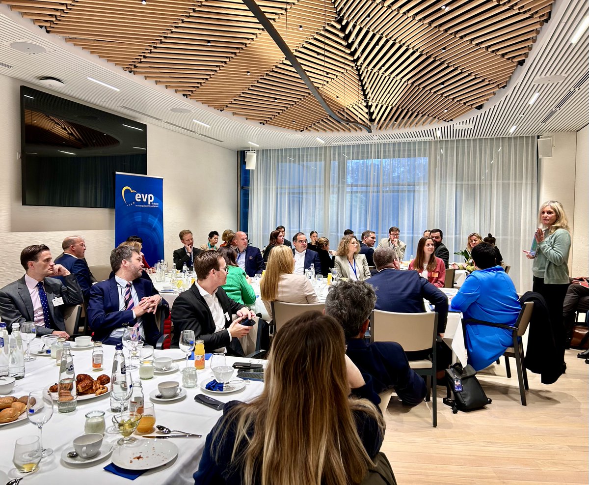 PKMEurope's tweet photo. Beim PKM Europe hieß es heute #fullhouse. Thema Wettbewerbsfähige Regulierung. Mit @JornaKerstin, @TimKrogel und Joscha Ritz sprachen versierte Experten und bestätigten, was längst common knowledge ist: Der Mittelstand braucht jetzt Entlastung! Wir danken für den guten Austausch! https://t.co/kjrr9dMWZg