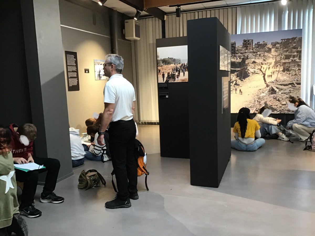 #PEAC « S’évader » #EMI Découverte des expositions du <a href="/PrixBayeux/">Prix Bayeux Calvados-Normandie</a>  pour les 3e de <a href="/collegecerisy/">Collège Anne Heurgon-Desjardins</a>  #reporterdeguerre #photojournalisme <a href="/LaManche50/">Département de la Manche</a> <a href="/ClemiNormandie/">EMI_Normandie</a> <a href="/daac_normandie/">DAAC-Normandie</a> <a href="/dsden50/">DSDEN 50</a>