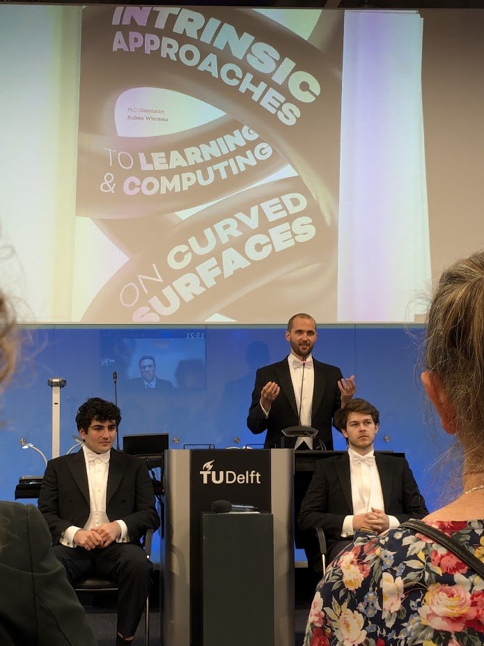 Congratulations to <a href="/rtwiersma/">Ruben Wiersma</a> who defended his #PhD thesis on "Intrinsic Approaches to Learning &amp; Computing on Curved Surfaces" today and was awarded the distinction "Cum Laude." Find his thesis here: resolver.tudelft.nl/uuid:63932f79-… Good luck with your future #research, Ruben.