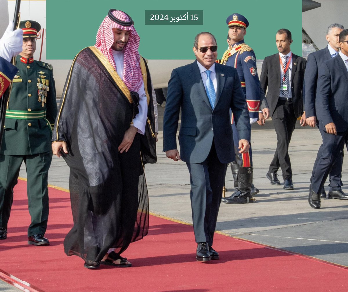 📘#عن_مصر_التي_نحبها
 
أنا رجل أعشق مصر:
لم يكن السبب فتاة من «المنصورة» اختلطت فيها الأعراق فشكّلت حُسناً خرافياً، ولم يحدث لي مثلما حدث لسنتياغو - بطل رواية الخيميائي - حين سحرته فتاة من «الفيوم»، ولم يسبق لي أن شربت من مياه النيل... النيل لا ينتظرك لتذهب إليه، لو فتحت أي شباك