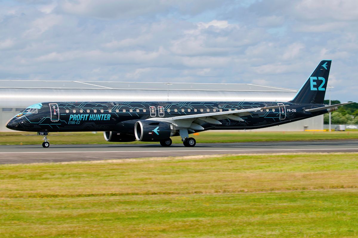 spotterguidenet's tweet photo. The Embraer 190-400STD(E2) Profit Hunter dduring depature from Farnboroug Airport during the FIA 2024 for an short (but sadly really high) display

#spotterguide #embraer #E190e2 #profithunter #fia #fab #eglf #airshow

Taken by Patrick Weis / @takeoffaviation https://t.co/FGNAqZvZSV