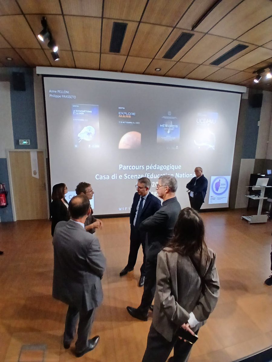 [1/2] Luni è marti, u rettore hà visitatu parechje strutture. 
Luni hà visitatu a Casa di e Scenze. In presenza di u merre, hà scupertu a mostra "Uceanu, una ciuttata insolita" è hà avutu una presentazione di  l'attività di a Casa à prò di i sculari di u primu è u secondu gradi.