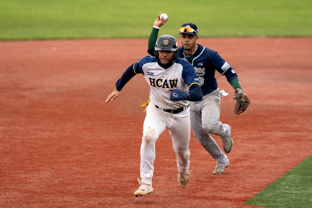 NSP SPORTFOTO-ESTAFETTE ><a href="/HenkSeppen/">Henk Seppen</a> "<a href="/HCAW_Bussum/">HCAW</a> liep tijdens Holland Series achter de feiten aan. Hier tikt Dwayne Kemp van Neptunus Julien Goins van HCAW door een aktie 845 (voor de kenners) uit tijdens een dubbelspel. GAME OVER !”