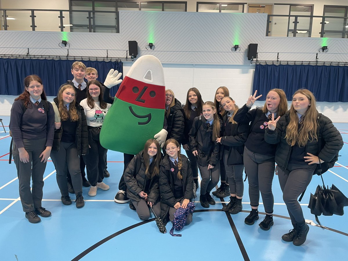 TCSCymraeg's tweet photo. Shwmae Mr Urdd a Martyn Geraint 🏴󠁧󠁢󠁷󠁬󠁳󠁿💛🏴󠁧󠁢󠁷󠁬󠁳󠁿 @TreorchyComp @tcscriwcymraeg @CSC_Cymraeg @CSCSiarterIaith @TCSYear11 @TCSTreorchy10 @TreorchyYear8 @TCSYear9 @Urdd @UrddCymoedd @MenterIaithRhCT @ShwmaeSumae https://t.co/HiuV5NSfeW