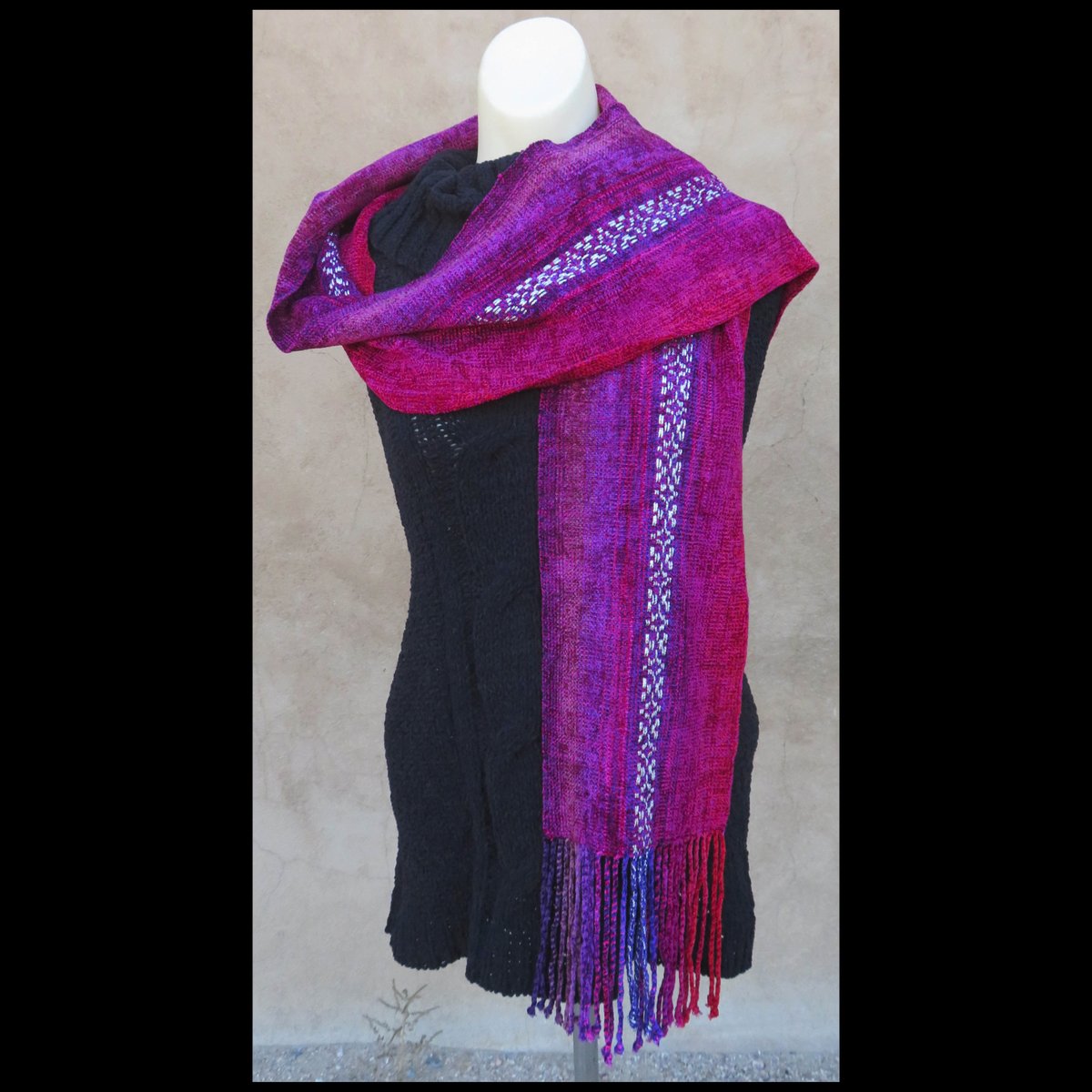 Consignment artist Carole A Pierce has sent us some wonderful new scarfs for this fall season!
Each one is soft to the touch as well as fashionable.

You can find this one here:
ow.ly/SEtI50TIjV5