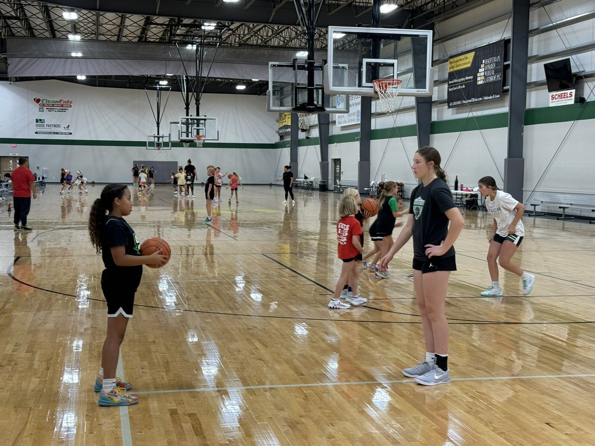 coach_JamesB's tweet photo. Todays leaders helping tomorrows hoopers. Had my 8th grade team come help the 3rd graders at practice last night. https://t.co/50LdJA8vbA
