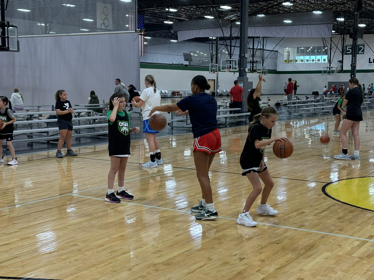 coach_JamesB's tweet photo. Todays leaders helping tomorrows hoopers. Had my 8th grade team come help the 3rd graders at practice last night. https://t.co/50LdJA8vbA