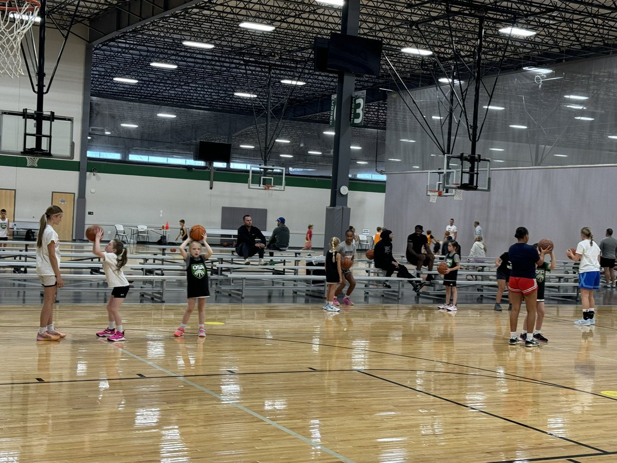 coach_JamesB's tweet photo. Todays leaders helping tomorrows hoopers. Had my 8th grade team come help the 3rd graders at practice last night. https://t.co/50LdJA8vbA