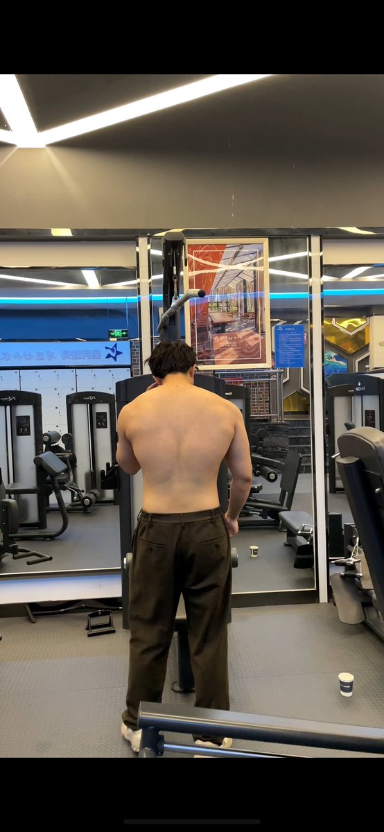 maxmaxzz359715's tweet photo. 大爱我的背，长了个小翅膀哈哈 #鬼背 #bodybuilding https://t.co/7489HrP8ih