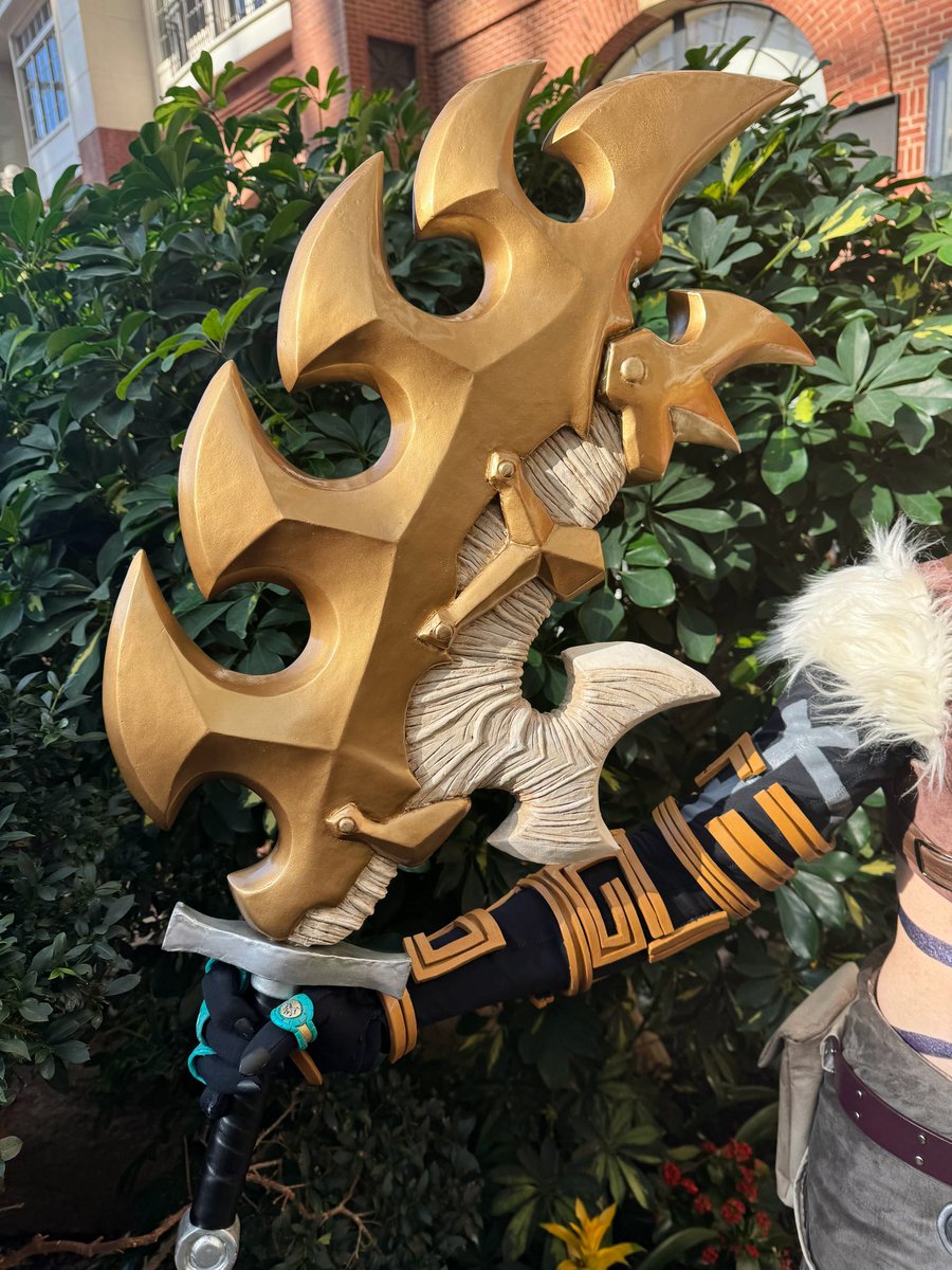 bramblesberry's tweet photo. I'm so proud of how my props turned out 🙆‍♂️
#totk #totklink #cosplayprop #barbarianlink #lynelshield #lynelweapon #lozcosplay  #fuseweapon #linkcosplay https://t.co/8T6MKqkl29