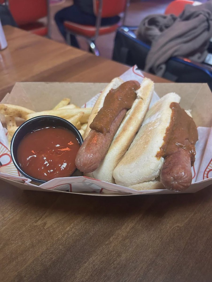 EatinErni tweet media