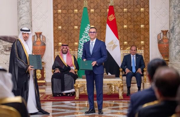 KSAembassyEG's tweet photo. سمو #ولي_العهد والرئيس المصري يشهدان توقيع محضر تشكيل مجلس التنسيق الأعلى السعودي المصري واتفاقية تشجيع وحماية الاستثمارات المتبادلة بين #المملكة و #مصر 

#ولي_العهد_في_مصر 
#ولي_العهد_في_بلده_الثاني_مصر https://t.co/tnQbuWvAWn