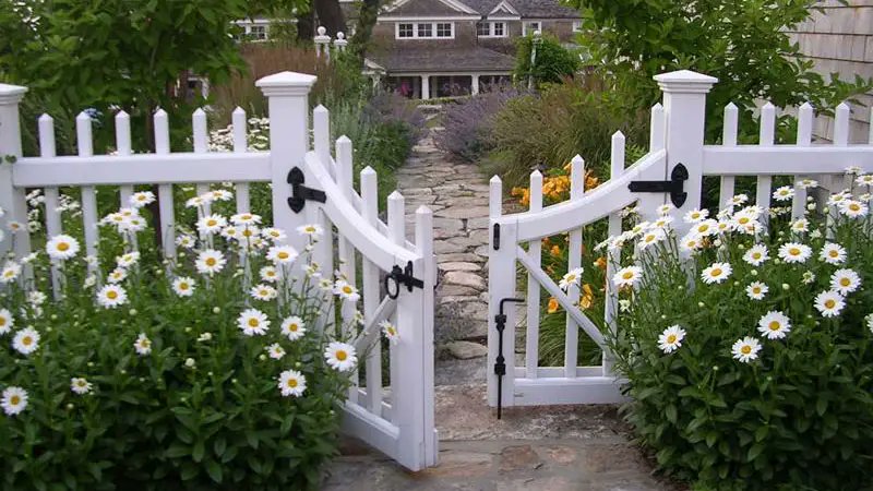 559Realestate's tweet photo. Write your post here.Who doesn’t like a classic white picket fence? It is as American as apple pie. Well, we love them, too.

Below, we’ve gathered over 20 examples of picket fences for you to browse through. If you
 https://t.co/NcMhFhmf2K https://t.co/4mSZLiXQoj