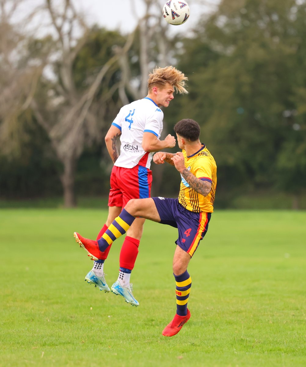 ParksFooty's tweet image. 2nd half action from @the_portsmouth #challenge #cup #3rdround match at #farlington 13.10.24
#bulldog v @FcMeon 
Picture set at   flic.kr/s/aHBqjBNcNY

#grassrootsfootball #parksfootball #sundayleaguefootball