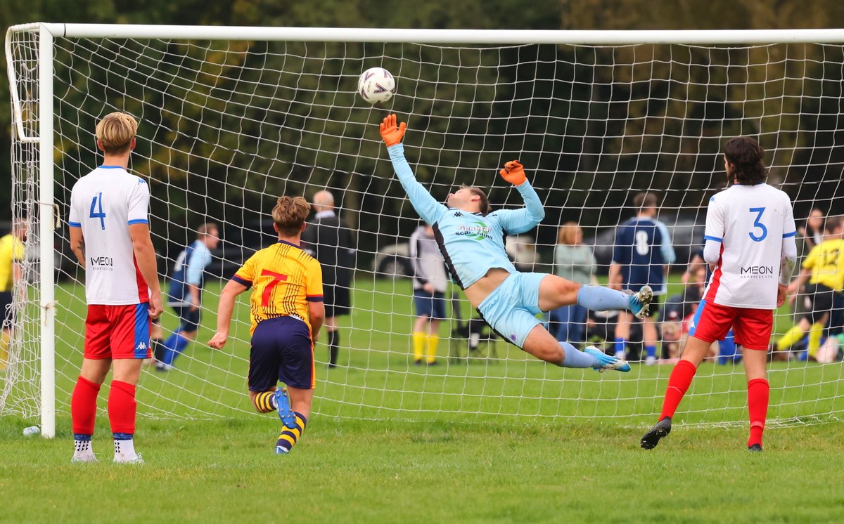 ParksFooty's tweet image. 2nd half action from @the_portsmouth #challenge #cup #3rdround match at #farlington 13.10.24
#bulldog v @FcMeon 
Picture set at   flic.kr/s/aHBqjBNcNY

#grassrootsfootball #parksfootball #sundayleaguefootball