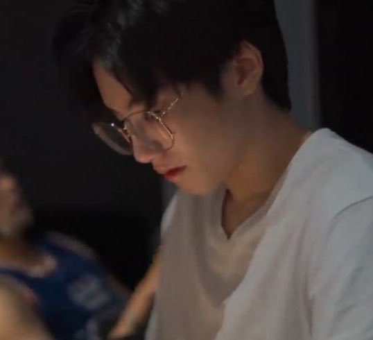 : คุณ ผมลงเวรแล้วนะ อยู่ห้องมั้ยครับ

: อยู่ครับ เราอ่านหนังสืออยู่คุณจะมาอ่านด้วยกันมั้ย

: เพิ่งลงเวรมาเหนื่อยๆ ผมขอไปนั่งให้กำลังใจคุณหมอคนเก่งของผมดีกว่า 

: ตามใจคุณแล้วกัน แต่รีบมานะเราอยากได้กำลังใจแล้ว