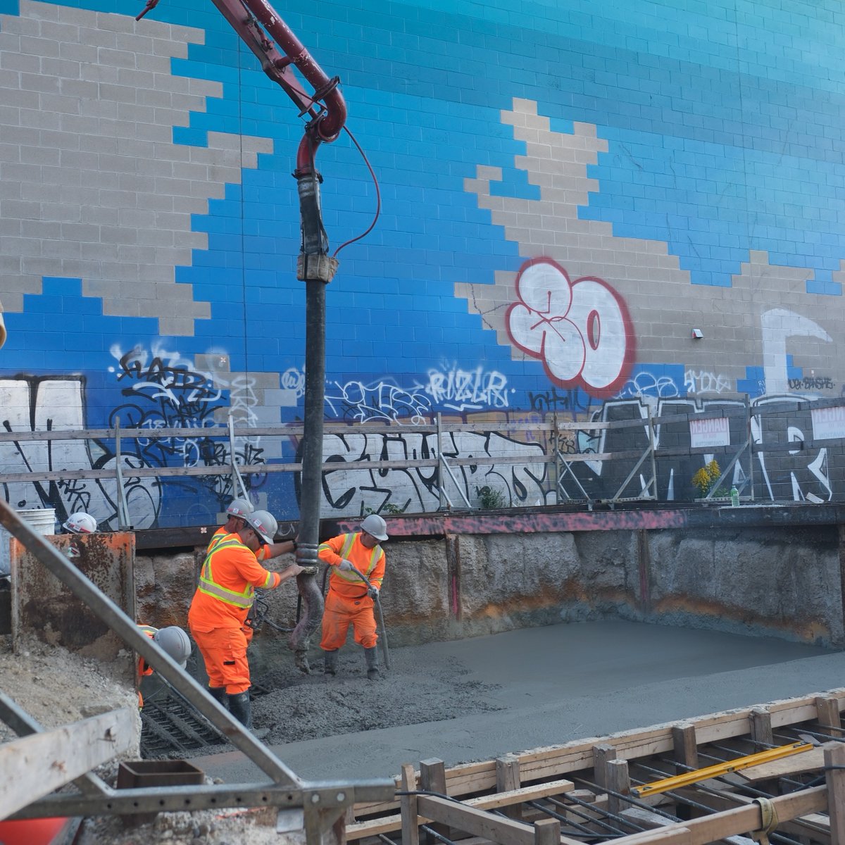 🚧 Big strides were made at #BloorGO last week as crews poured the roof of the pedestrian pavilion tunnel. Once complete, the tunnel will connect the station to Randolph Avenue. Stay tuned for more updates on this transformative project! 🌟 Learn more: bit.ly/49aIL5I