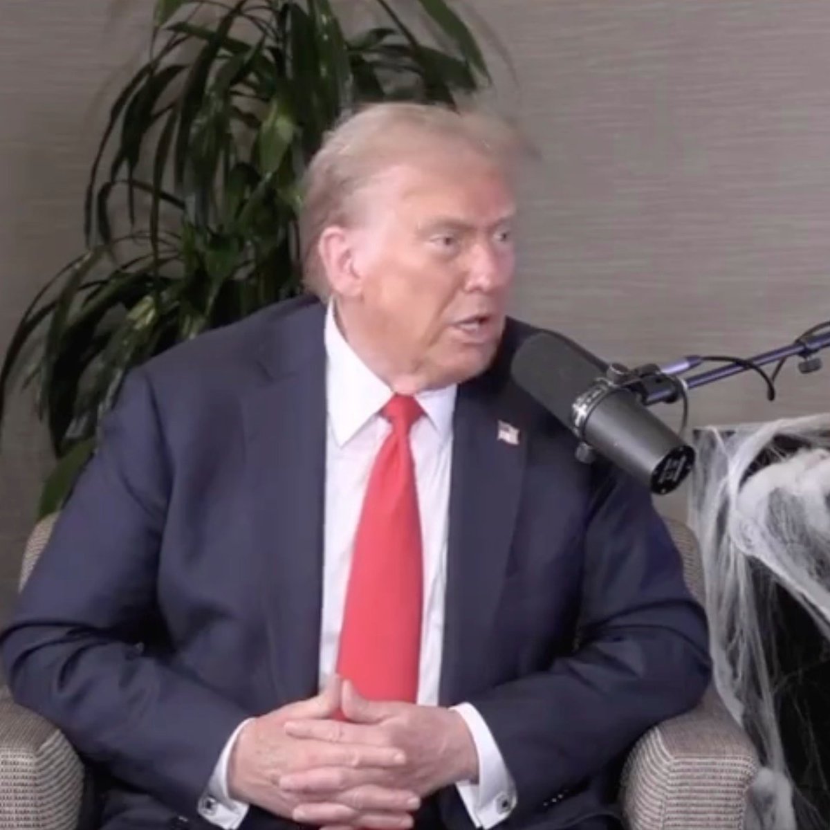 Nain_Portekoi's tweet image. Soit il n&apos;a pas payé sa maquilleuse et elle se venge, soit elle bosse en secret pour Kamala Harris, je ne vois pas d&apos;autre explication logique.