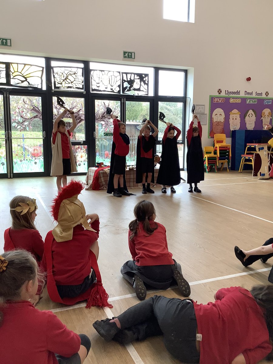 Diolch <a href="/MewnCymeriad/">Mewn Cymeriad</a> am ddod a hanes Buddug yn fyw i’n hysgol ni! Thank you to <a href="/MewnCymeriad/">Mewn Cymeriad</a> for bringing the history of Boudicca to life in year 3! #DSCM <a href="/MissGattYGDS/">Mrs Murphy</a>