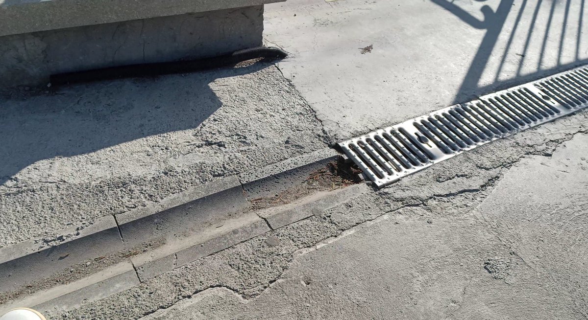 Bu türden su tahliye oluklarına yapılması gereken bu, oluk üzerine mazgal. Oluklar içine tekerlekli sandalye ile girmek bir dert çıkmak bir dert. 

#TekerlekliSandalye #EngelHerYerde