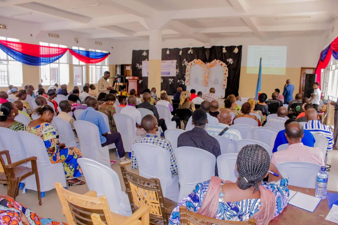 acprdcongo's tweet photo. #RDC : la deuxième phase du programme Participation citoyenne et prévention des conflits (#PCPC) dans la province du Sud-Kivu, a été lancé mardi, au cours d'une cérémonie à #Uvira, dans l’est de la République démocratique du Congo, en présence de l’autorité urbaine, Kiza Muhato, a constaté l’#ACP. "Ce programme est financé par la Coopération Suisse (#DDC) et sera exécuté en consortium par 3 organisations notamment la Commission diocésaine justice et paix de Bukavu (#CDJP), le Groupe Jérémie mais également la Synergie des médias pour l’union des forces (#SYMUF) qui va assurer le lead", a déclaré Marie Louise Isanga, chargée de programme gouvernance de la DDC.