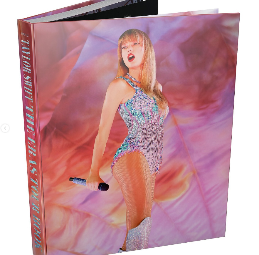 tv12misiones's tweet photo. 🎤Taylor Swift lanzará su primer libro titulado "The Eras Tour Book" 📕
✨ La gira musical ‘The Eras Tour’ está a punto de terminar, pero la estrella está a punto de asegurarse que perdure para siempre, al menos en papel.

#taylorswift #theerastour #book #taylorswiftbook https://t.co/VuAdWBVFhY