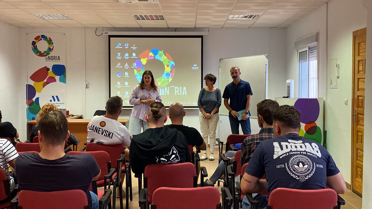 lanoria_mlg's tweet photo. 👥👥🇺🇳 Hoy acogimos en @lanoria_mlg a los 20 agentes sociales provenientes de 6 países europeos del programa  “Pueblo y pedal" del @EUErasmusPlus,  que combina talleres de formativos con visitas a entidades y movilidad sostenible, y que se realiza del 14 al 22 de octubre. https://t.co/F0EvvHrWFq