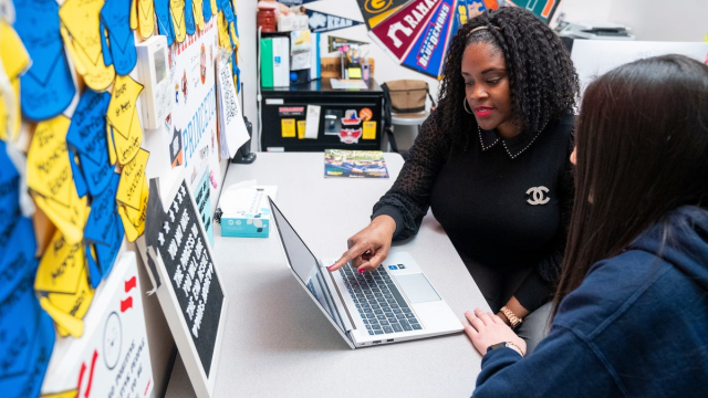 KarenZuber4's tweet photo. It’s great to see that one of my teammates used @BankofAmerica’s college coach benefit when her daughter started looking at schools. The coach helped her narrow down her list of universities, meet deadlines, navigate the financial aid process and more. https://t.co/qEwZVQL0bK https://t.co/IiMzR5ejDt