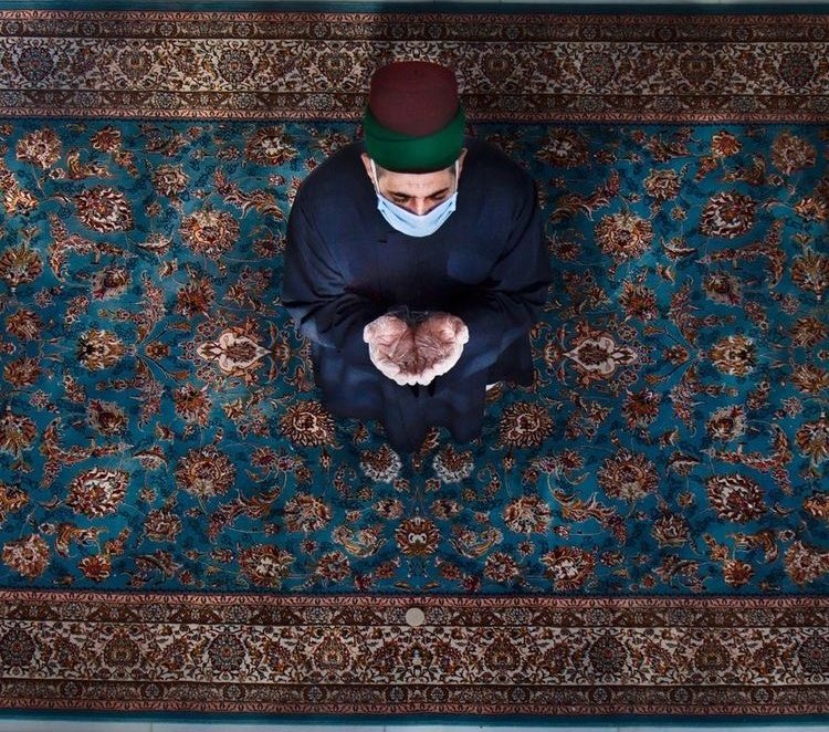 "ربّـاهُ لولاكَ؛ لا سندٌ، و لا أحدُ
فأنتَ حَسبي وحَسبي أنّكَ اللهُ"