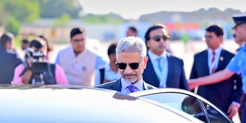 Utkarsh_042's tweet photo. External Affairs Minister S Jaishankar has arrived in Islamabad to attend the SCO Summit.
#SJaishankar
#Pakistan #SCOSummit https://t.co/uLHzfw3aOZ