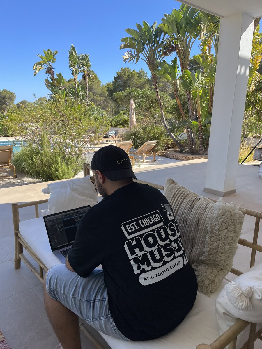 I’m back ! New music 'Lemme See Ur Move' out this Friday on Strangelove ! 🔊🔥

Pre-save : strangelove.lnk.to/LemmeSeeUrMove