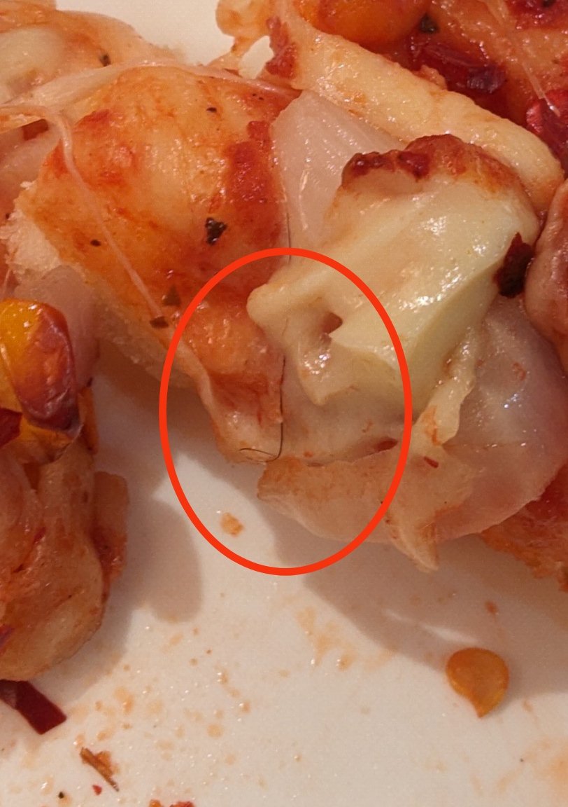 SanjayGupt99788's tweet image. @PizzaHutIN  @consumerforum_  just found hair in my pizza while dining at Pizza Hut. Completely ruined the meal. This is unacceptable! 😡 #PizzaHut #Unhygienic #QualityCheckFail"