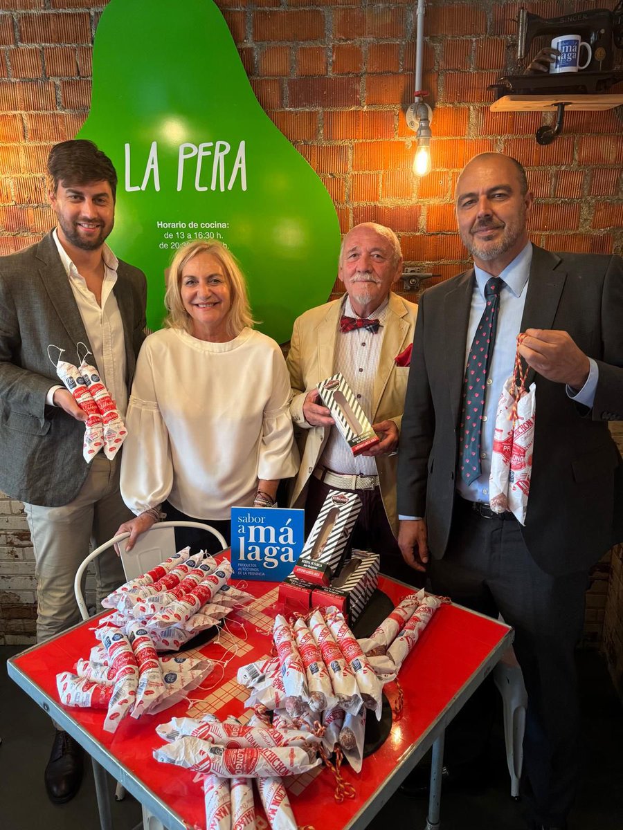SaboraMalaga's tweet photo. ¡Feliz día del #SalchichónMálaga! Hoy celebramos el día de este producto tan nuestro con @famadesa_, @Prolongo1820 y Rulo Malagueño en @laperamlg 😁💙 

#SaboraMálaga https://t.co/jHZdhkQfOi
